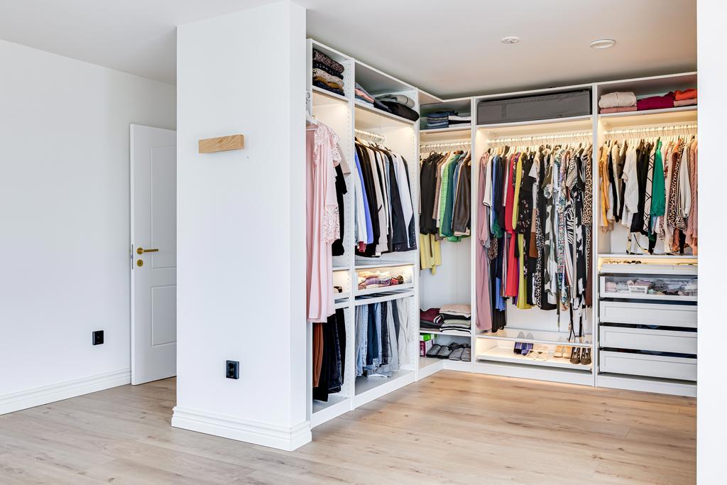 Mastersovrummet har en smart garderobslösning med öppen förvaring   och god överblick.