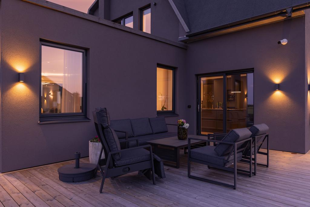 Utöver det generösa trädäcket finns ytterligare ett uteutrymme med sittgrupp, placerat med hänsyn till avskildhet och stillhet.