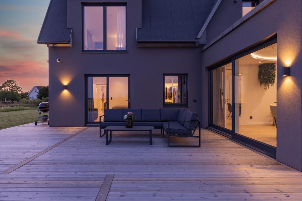 Husets altan är uppdelad i flera avskärmade delar, vilket ger möjlighet till både gemenskap och avskildhet beroende på behov.