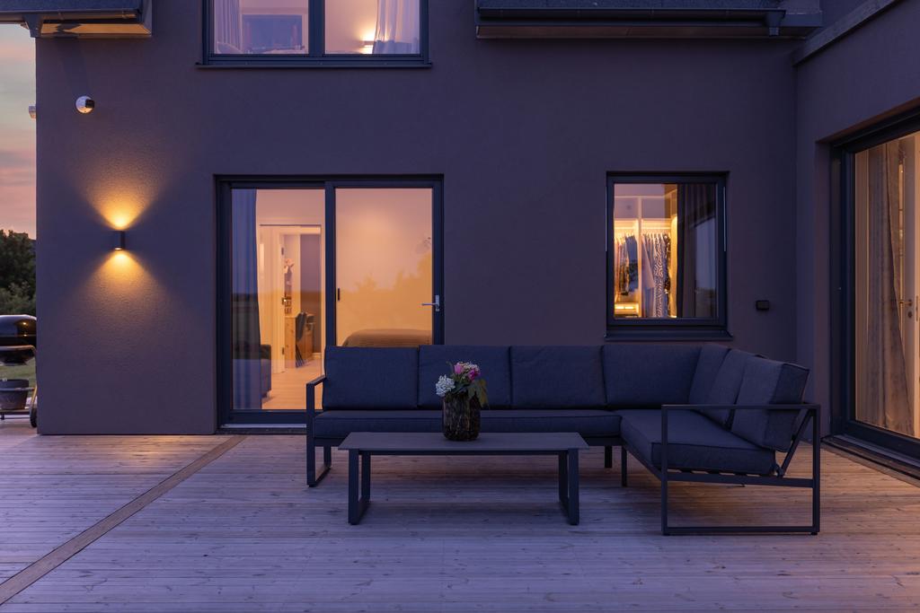 Den mysiga loungehörnan ger möjligheten för många trivsamma sommarkvällar. 