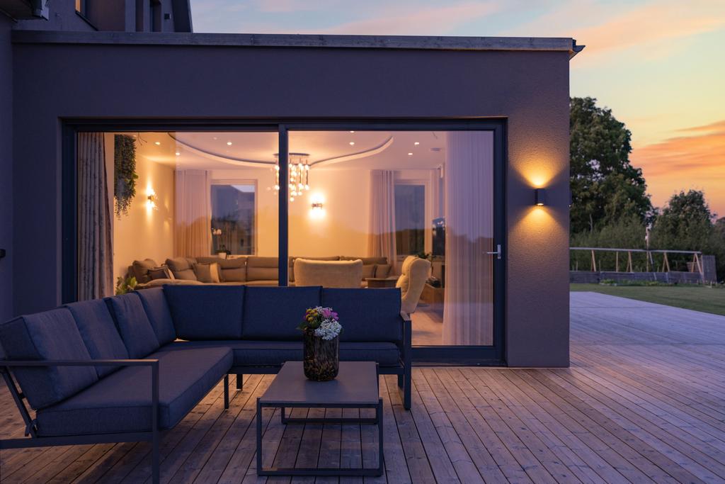 Uteplatsen är konstruerat i vinkel mot huset, där stora glaspartier ger direkt access till vardagsrummet.