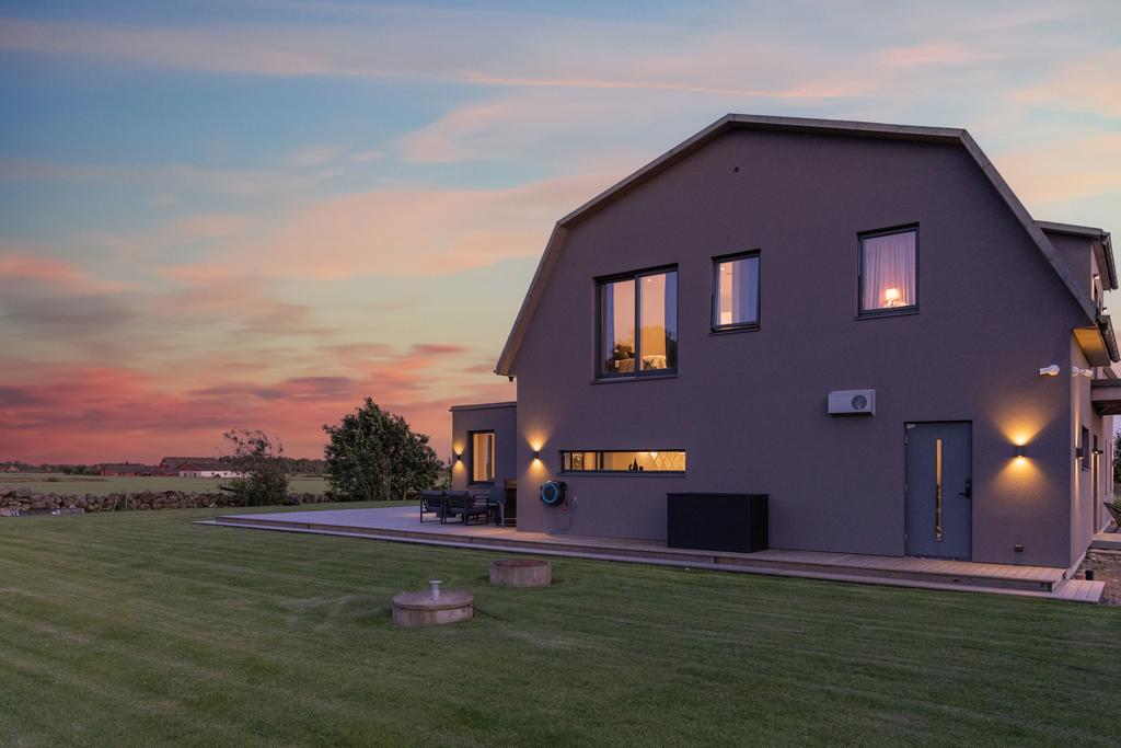 Det vackra grönområdet ger känslan av lugn och erbjuder ostörd utsikt i flera riktningar.