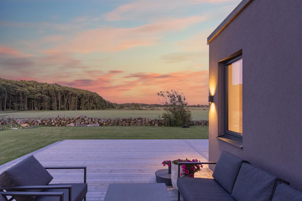 Plats på altanen med utsikt mot det öppna fältet och intilliggande natur.