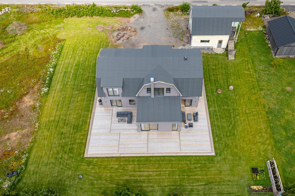 Här finns även möjlighet att avstycka tomten, med den del som syns till vänster i bild.