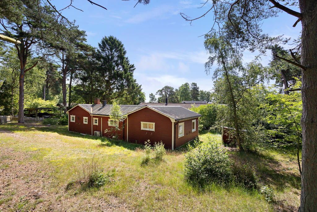 Husets norr- och väster-sida. Underbar skogstomt omgärdar!