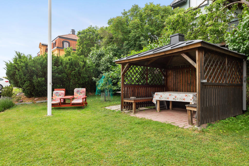 Föreningens mark med pergola och grillmöjligheter