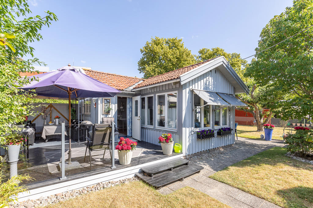 trädgårdspaviljong, parasoll, utemöbler och markis inkluderat