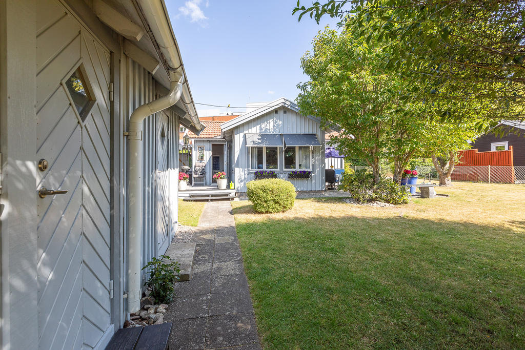 förrådsbyggnad samt huvudbyggnad