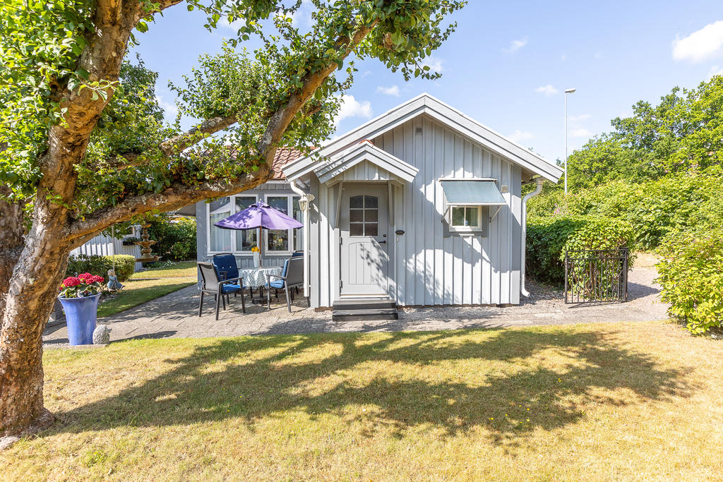 Entré till huvudbyggnad och stensatt uteplats