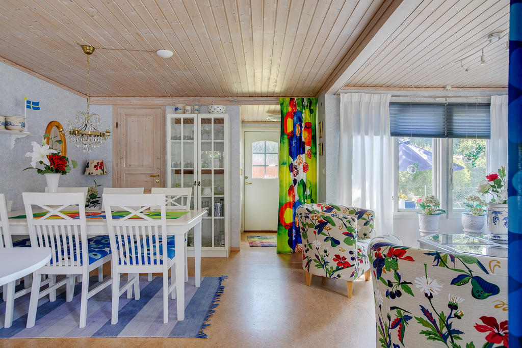 Köksbord med plats för 5-8 personer och entrédörr
