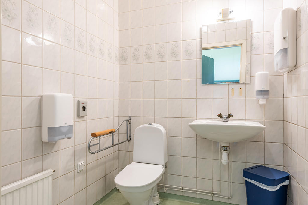 Handikappanpassad wc i entrén