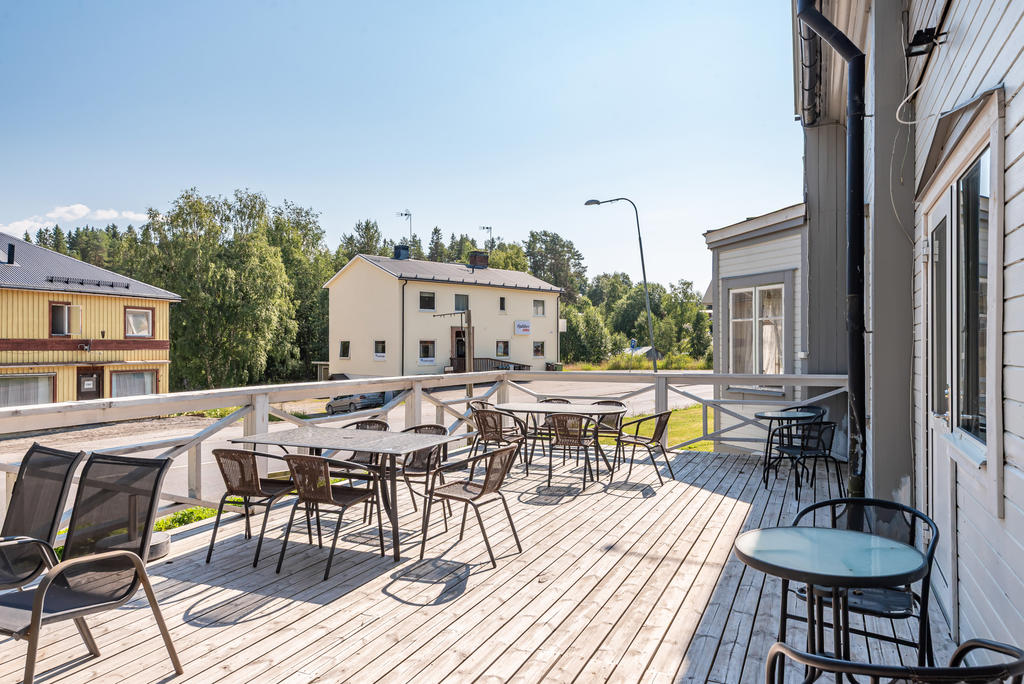 Stor och rymlig altan med plats för många gäster