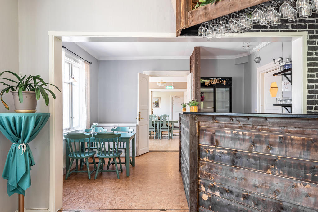 Vidare in till den mindre matsalen