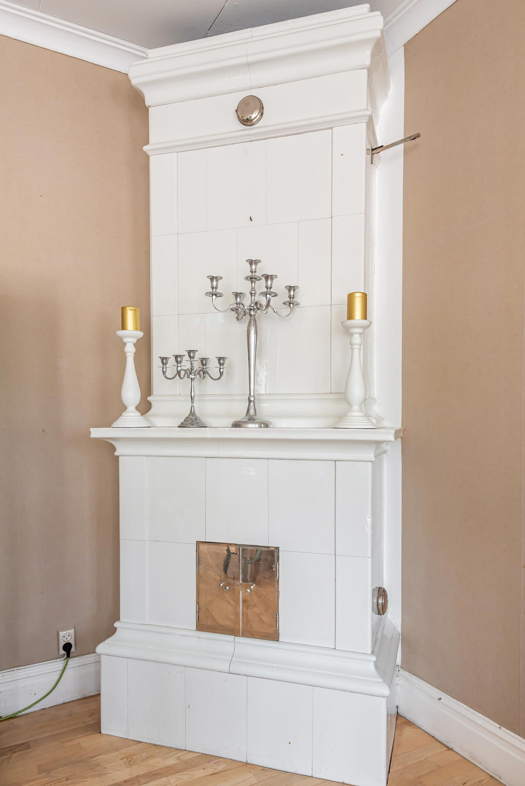 Vacker kakelugn i matsalen 