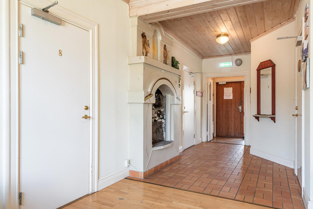 Här finns ytligare en entré och sex av hotellets rum ligger i den här delen. 