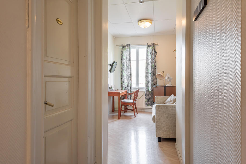 Välkommen in i Hotellrum 12