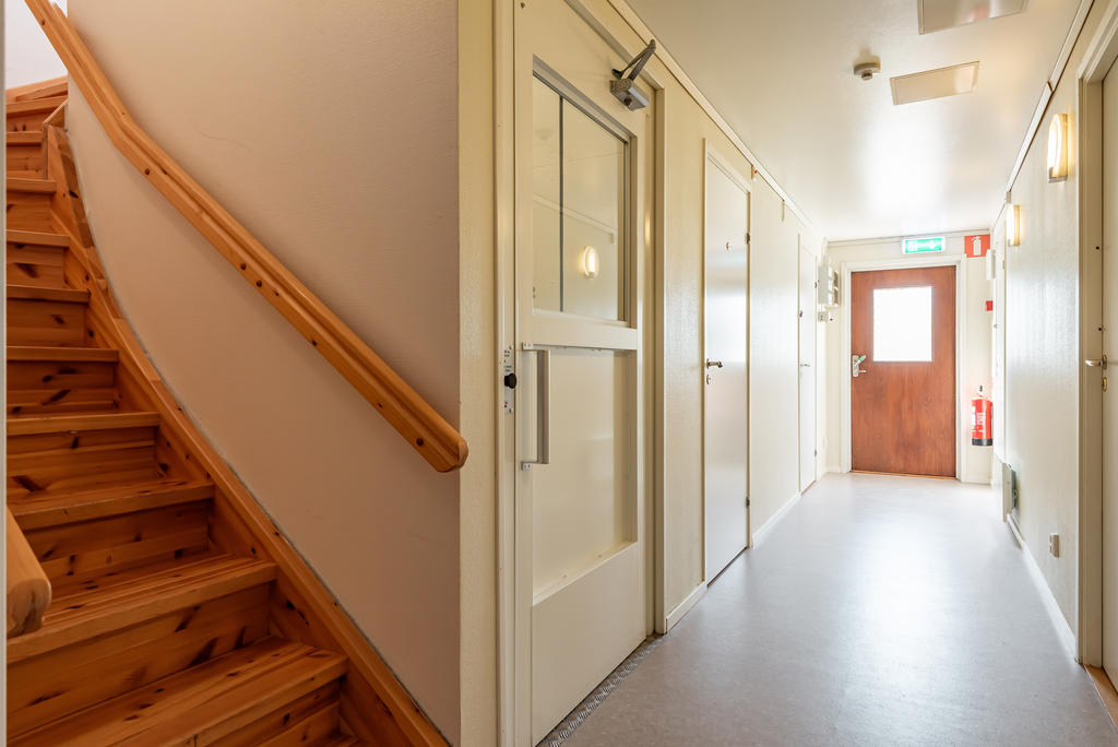 Trappa och hiss upp till konferansrum