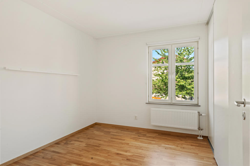 Sovrum med plats för dubbelsäng