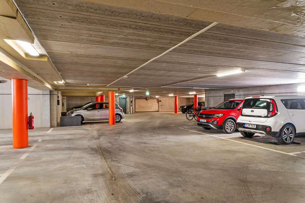 Fint garage med garageplats till alla boende (laddbox finns till alla platser)