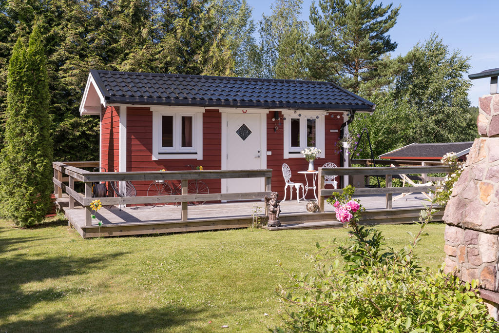 Härlig gäststuga med längsgående altandäck.