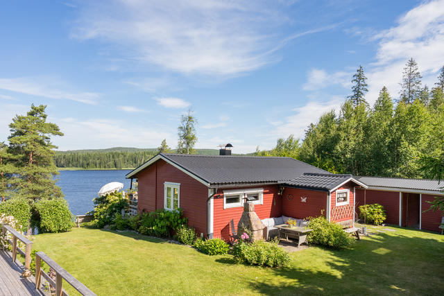 Välkommen till Nacken 8! Charmigt och välskött fritidshus beläget vid Nackentjärnet i omtyckta Ödskölt!