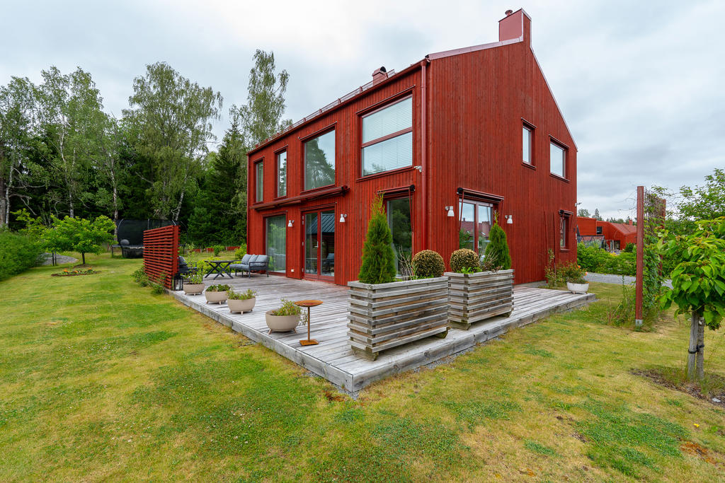 Varmt välkomna till Rusthållarvägen 39 och denna trivsamma villa i 2-plan med genomgående fina stora fönsterpartier och gott om utrymme för den stora familjen eller socialt umgänge!