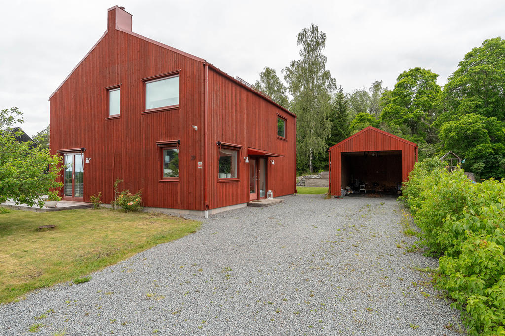 Carport och stor uppfart med plats för ytterligare bilar.