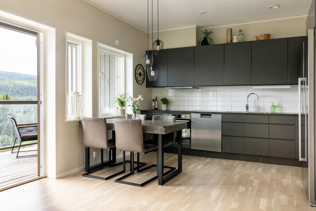 Från köket nås balkong i söderläge.