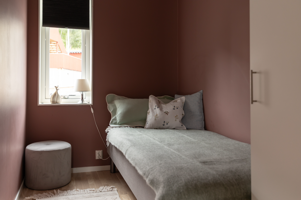 Bostaden har tre sovrum som samtliga har garderob.