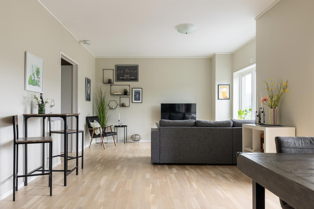 Kök och vardagsrum i öppen planlösning med fint ljusinsläpp.