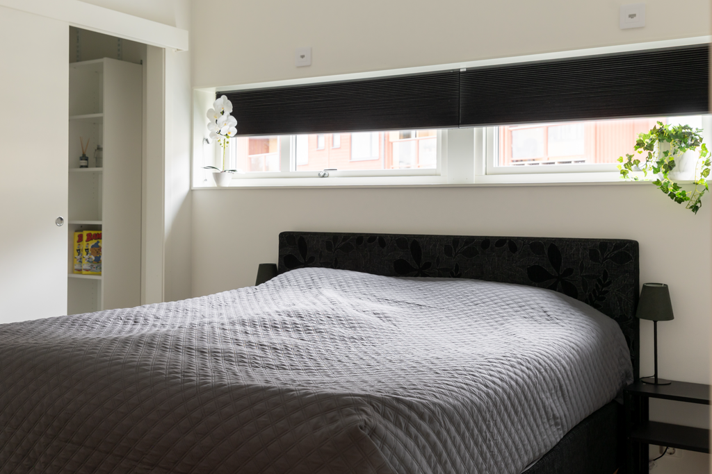 Väl tilltaget Master Bedroom med smart skjutdörrsgarderob för förvaring.