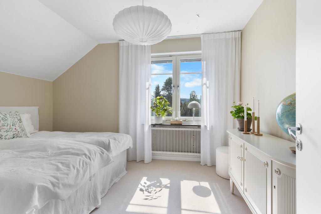 Sovrum med heltäckningsmatta och plats för dubbelsäng