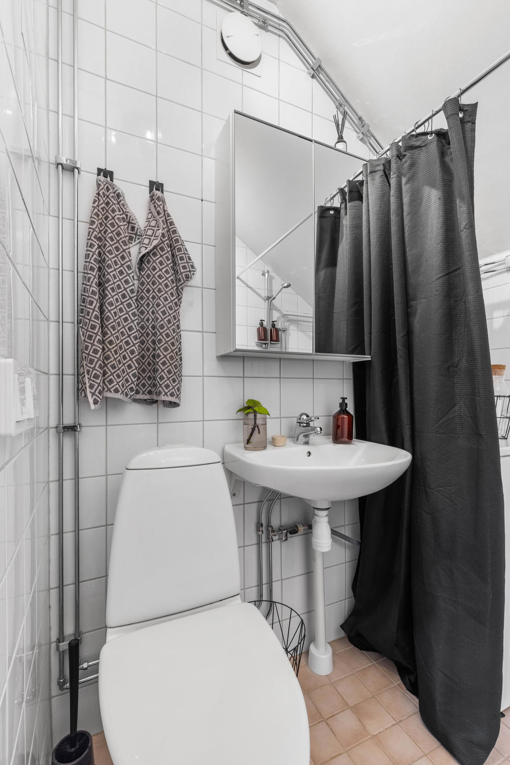 I duschrummet finns wc, handfat och plats för toppmatad tvättmaskin