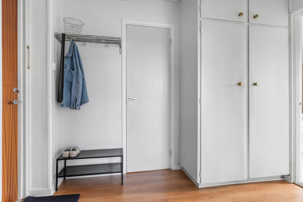 Hall med garderober och plats för ytterkläder