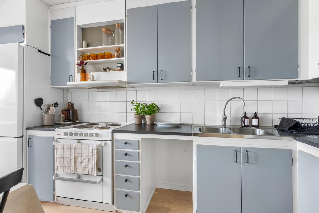 Kök med plats för matbord