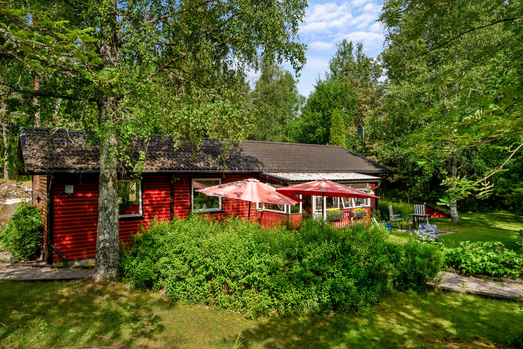 Huset är omgärdat av en grönskande trädgård med både öppna och skyddade uteplatser – perfekt för såväl avkoppling som umgänge.