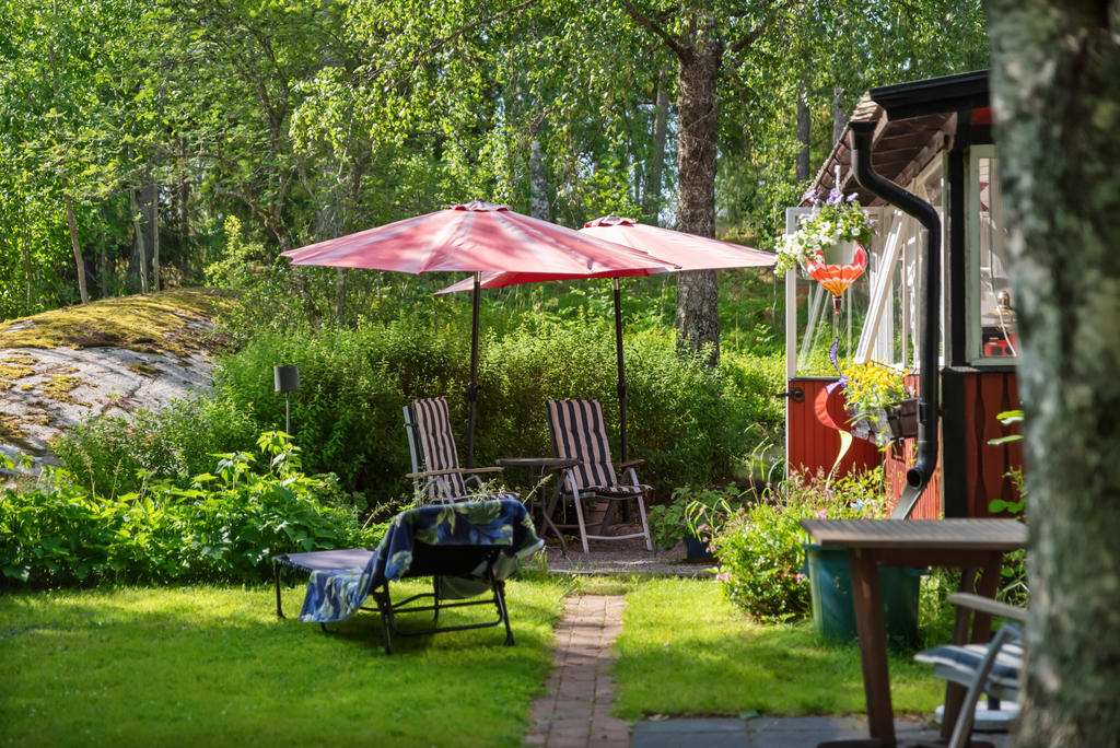 Huset är omgärdat av en grönskande trädgård med både öppna och skyddade uteplatser – perfekt för såväl avkoppling som umgänge.