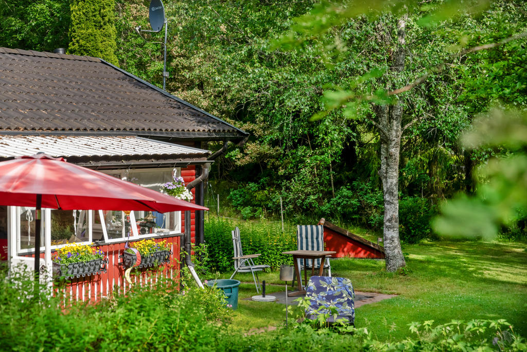 Huset är omgärdat av en grönskande trädgård med både öppna och skyddade uteplatser – perfekt för såväl avkoppling som umgänge.