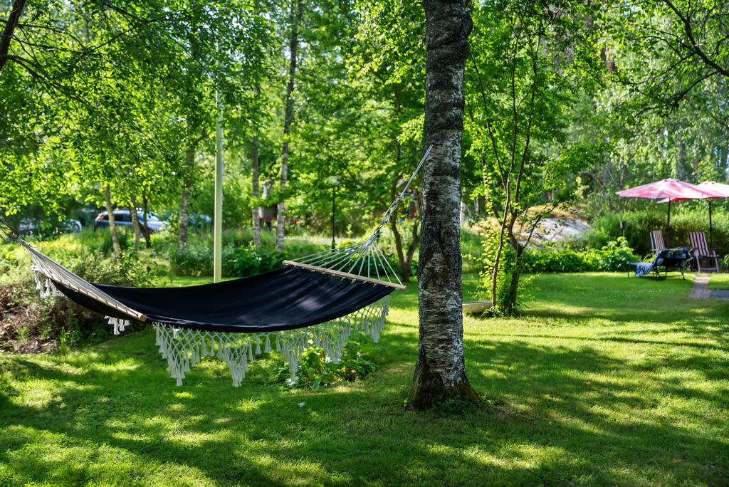 Huset är omgärdat av en grönskande trädgård med både öppna och skyddade uteplatser – perfekt för såväl avkoppling som umgänge.