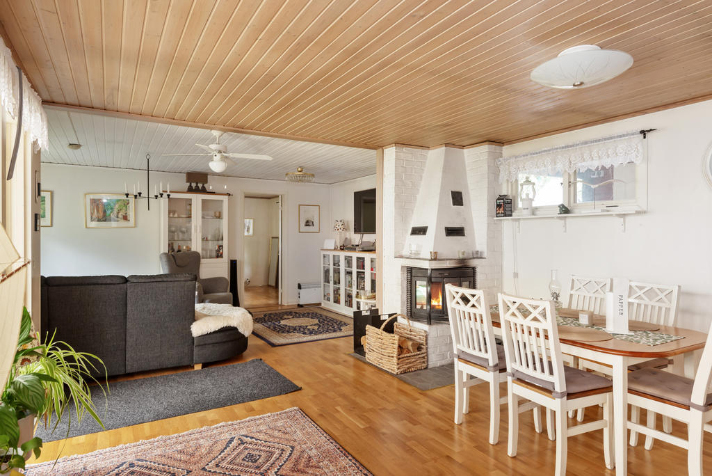 Generöst vardagsrum med gott om plats för stora soffan. Här finns en öppen spis med insats för både värme och mys.