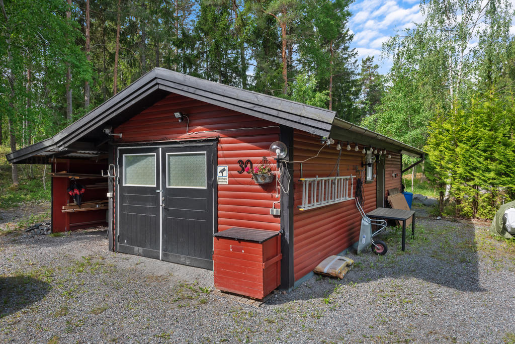 Isolerat garage med förråd på baksidan och en "vedbod" vid sidan om