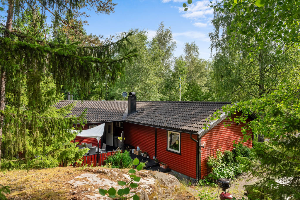 På baksidan finns ytterligare en altan, lugnt placerad och insynsskyddad – en idealisk plats för stilla stunder eller kvällens sista glas.