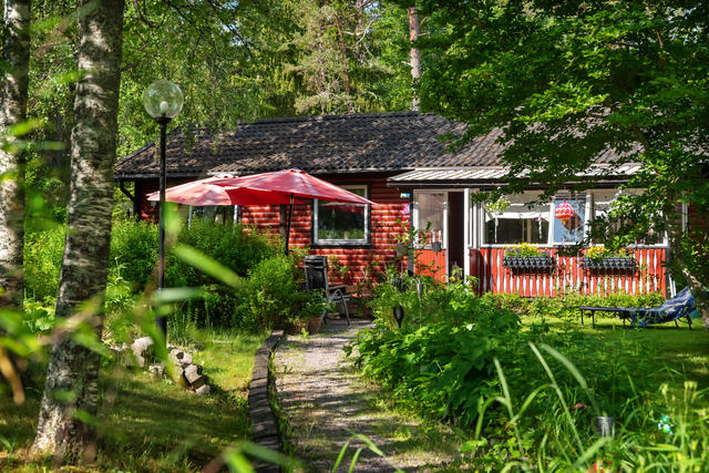 Huset är omgärdat av en grönskande trädgård med både öppna och skyddade uteplatser – perfekt för såväl avkoppling som umgänge.