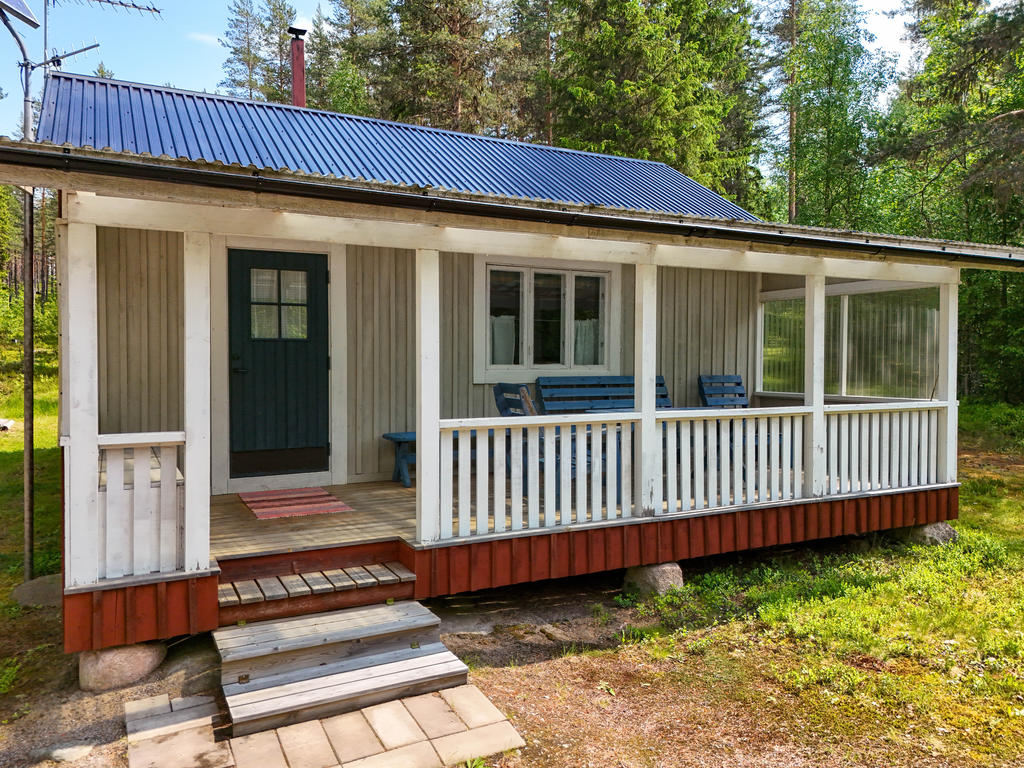 Altan i västligt läge med utsikt mot förbigående grusväg och skog som tillhör fastigheten. 
