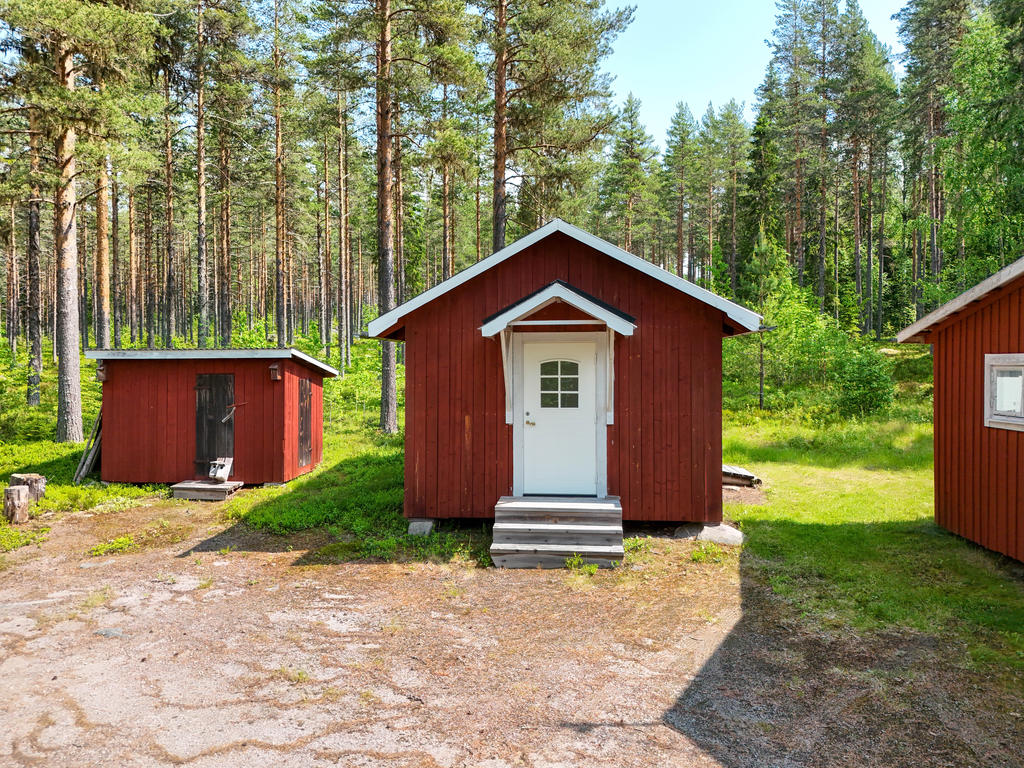 Gäststuga och vedbod. 
