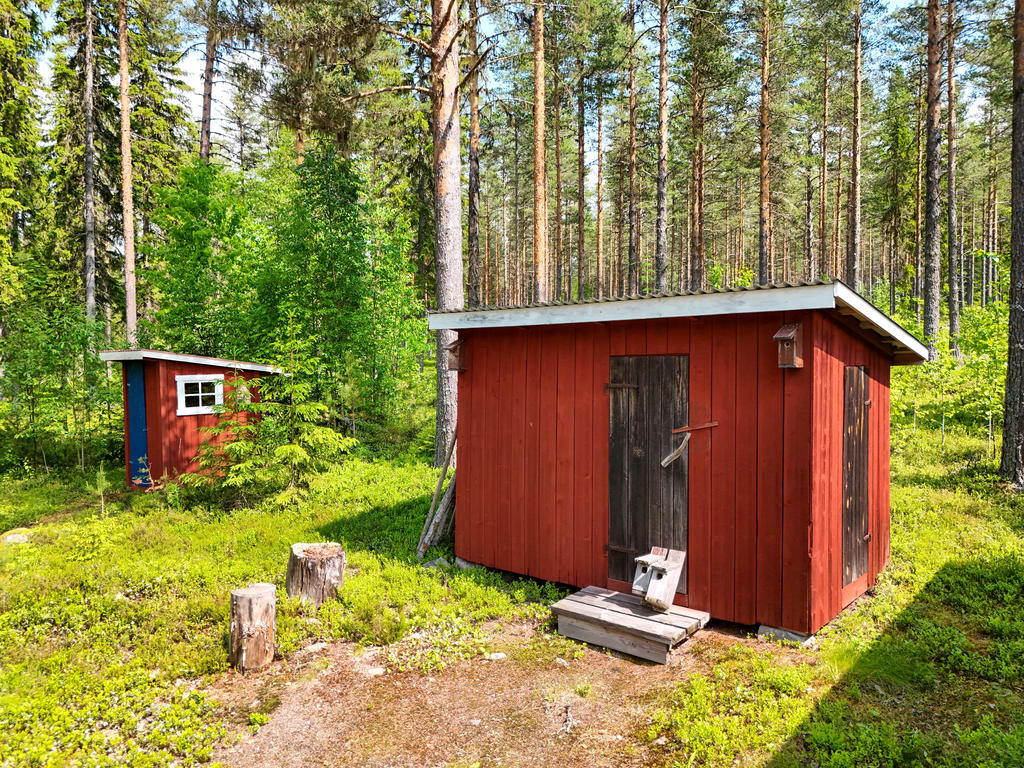 Vedbod och utedass. 