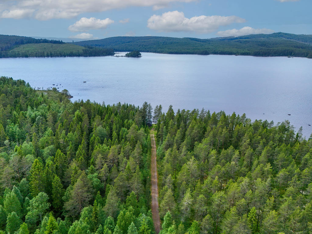 Privat väg som går igenom tillhörande skog ned till egen badplats. 