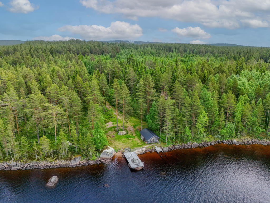 Egen badplats med båthus och brygga samt en mindre del sandstrand. 