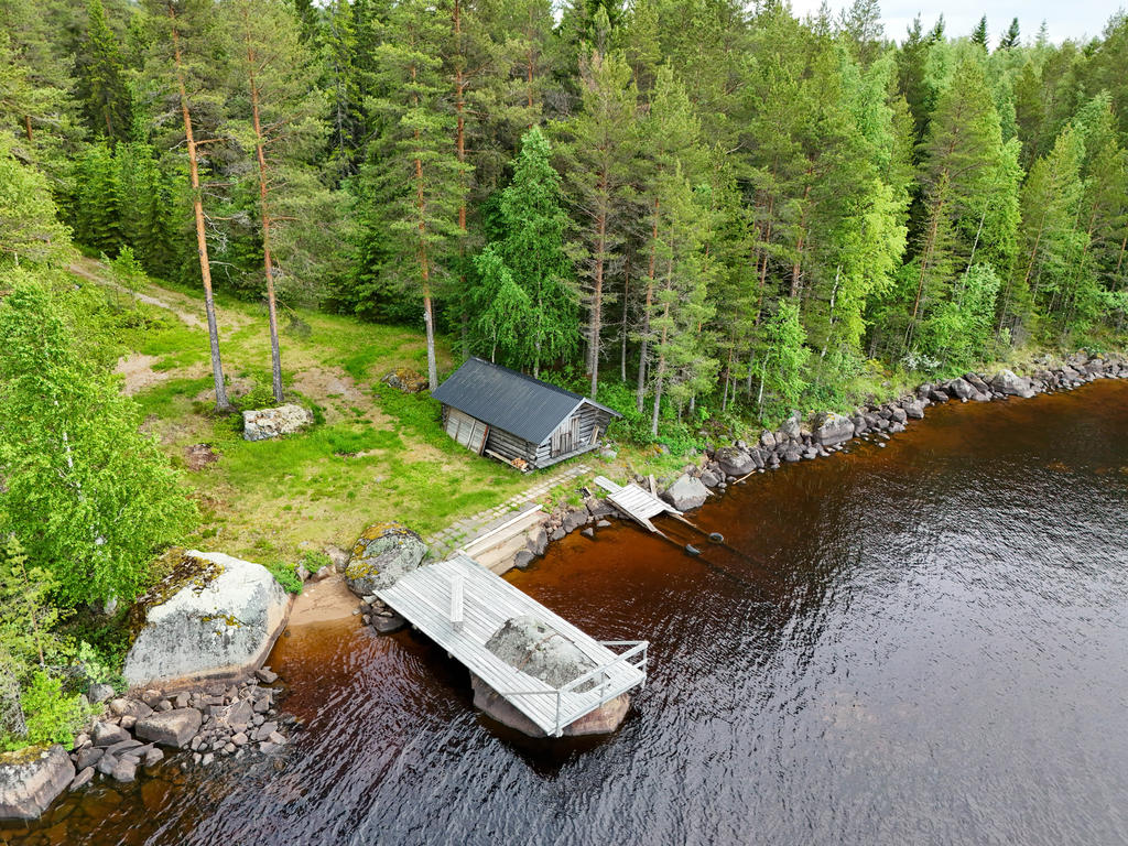 Brygga och båthus med egen badplats vid Stora Dalsjön. 