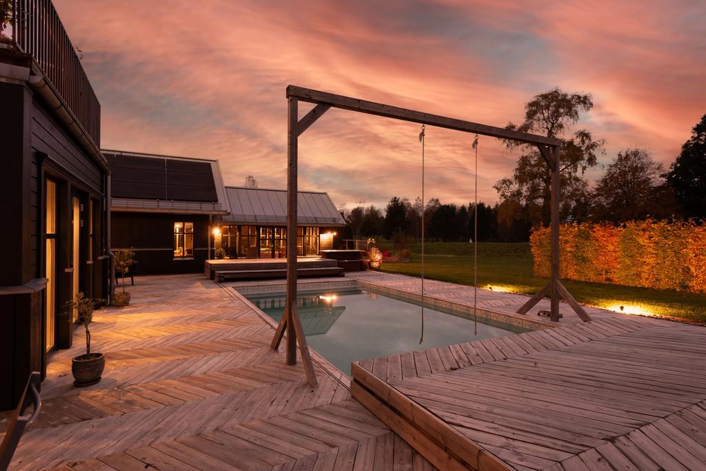 Skymningsbild poolområde